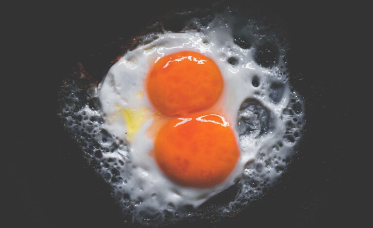 How to Cook Eggs Over Easy: Step-by-Step Guide for Perfect Runny Yolks